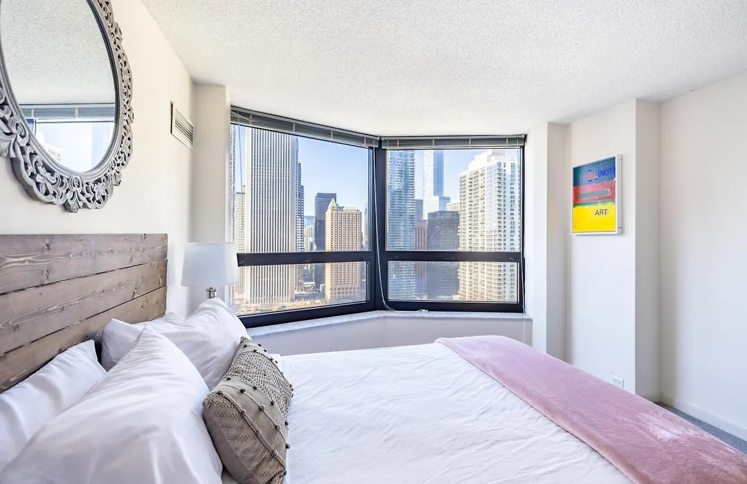 3Br Exquisite Lake View Loft W/ Parking In Building-1