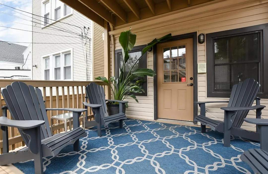 Cozy Garden Unit Located In North Center-1