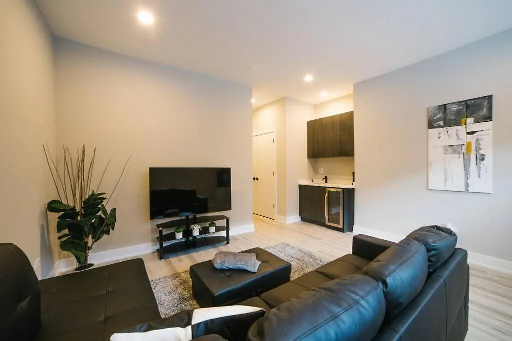 Magnificent New Home W/8 Beds & Free Parking-1