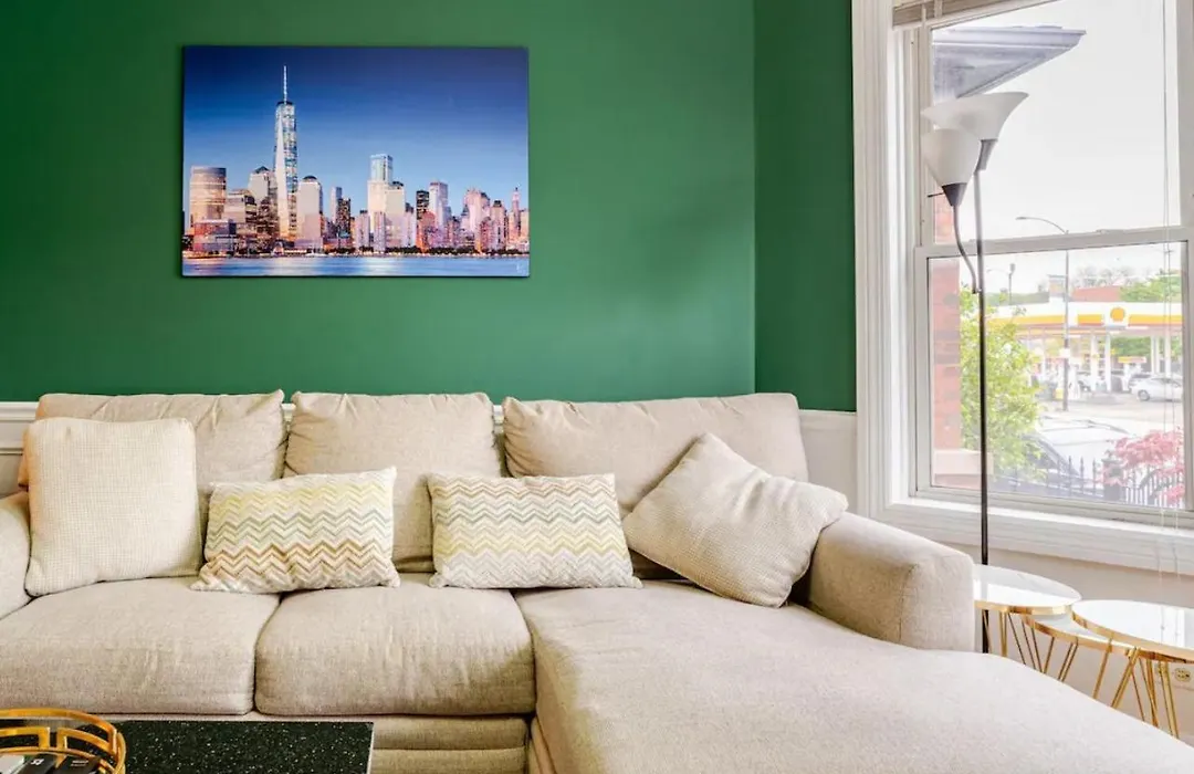 2 Bed Apt W/ Office, Free Parking, Near Wrigley-1