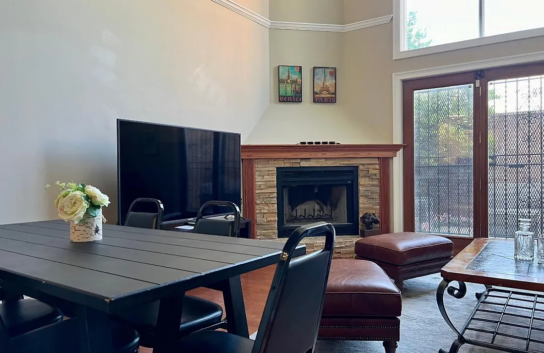 4 Bedroom Home In Best Location Parking Fireplace Back Yard Pets Welcome-1