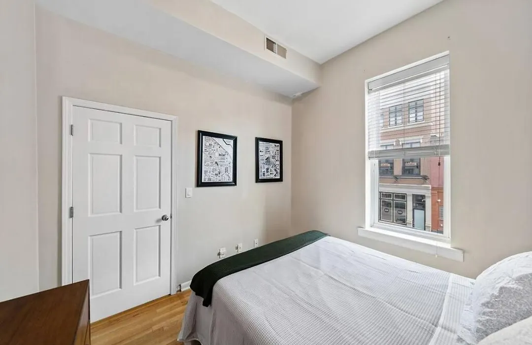 Lincoln Park 2 Bedroom Condo Wmid Century Flair-1