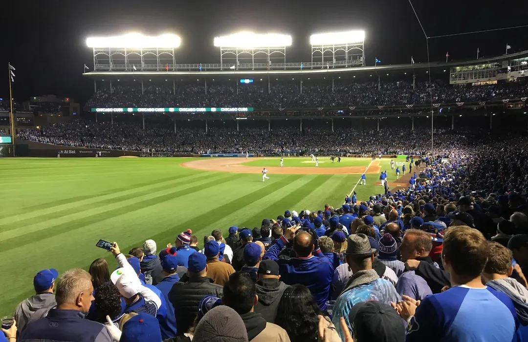 The Wrigleyville Deluxe -Steps From Wrigley Sleeps 10-1