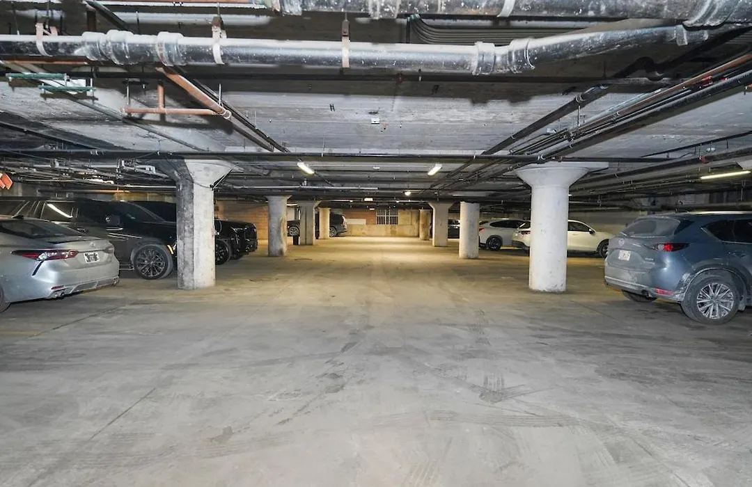 Spacious 2Br Vacation Rental With City View, Optional Parking And Gym Near Mccormick Place & Downtown Chicago Attractions-1