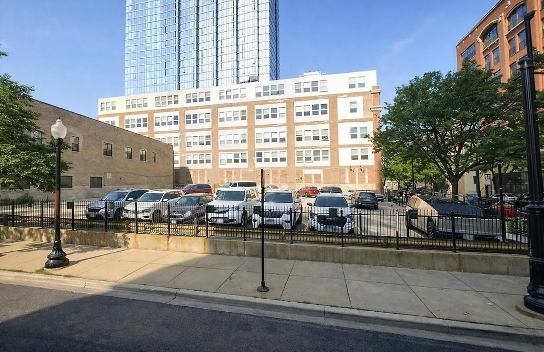 Luxury 3Br Spacious Suite Sleeps 8 Guests With Patio, Skyline View, Optional Parking And Gym Access Near Mccormick Place And Lakefront-1
