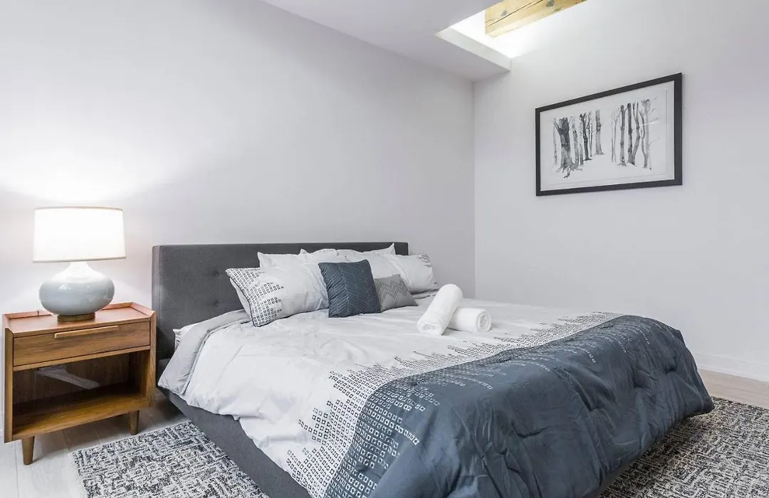 Amazing 3 Bedroom Luxury Condo In Downtown-1