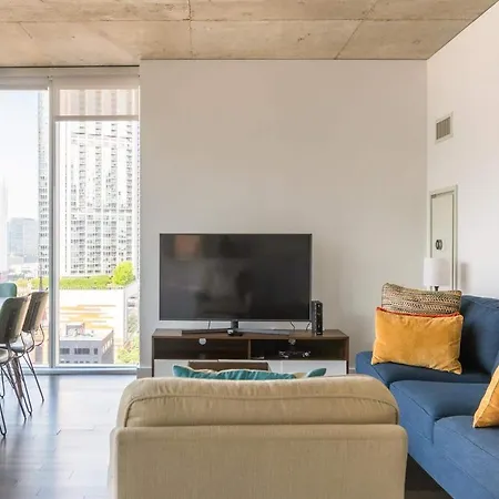 2B 2Ba Executive Glass Apartment With Balcony & Wi-Fi-3