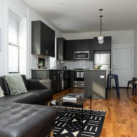 Frontdesk Spacious 2 Bedroom Apt Near Wrigley Field-2
