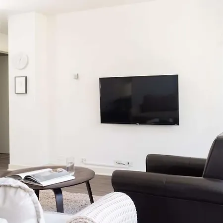 Frontdesk 2 Bedroom Apt Near University Of Chicago-3