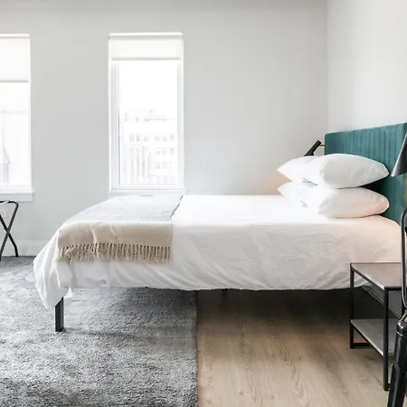 Frontdesk Chic Open Wrigleyville Studio Apt-2