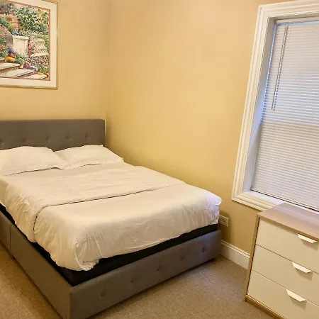 Entire Modern 2 Bedroom Apartment-2