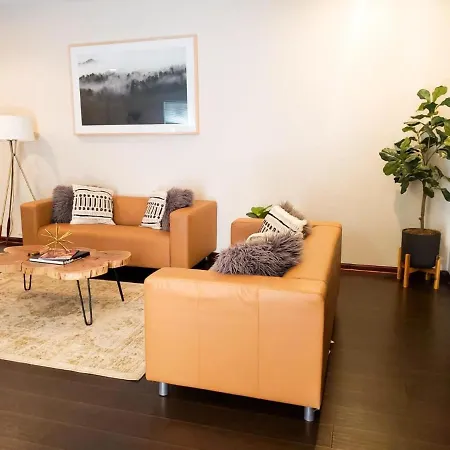 2Br Airy & Tidy Apt With Free Covered Parking - Central Modern-2