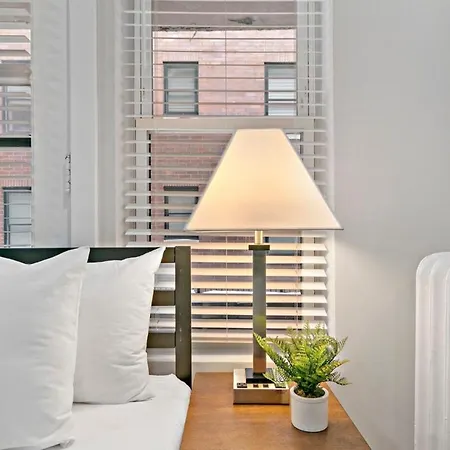 Chic & Updated Studio Apt In East Lakeview - Barry S1-2