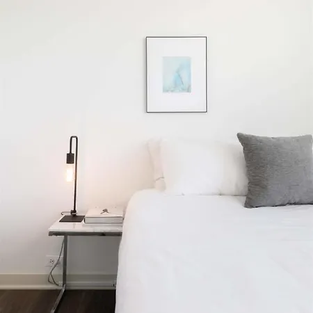 Frontdesk 2 Bedroom Apt Near University Of Chicago-2