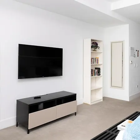 Frontdesk Debonair Studio Apt With City View-2