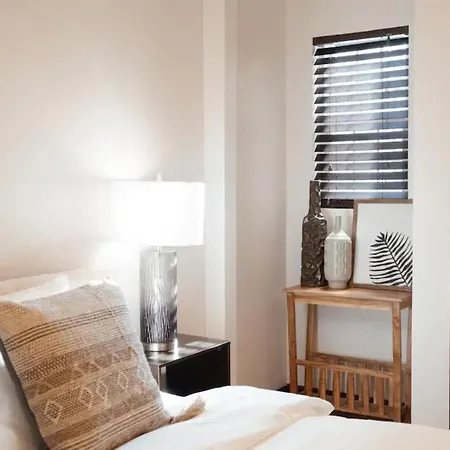 2Br Airy & Tidy Apt With Free Covered Parking - Central Modern-3