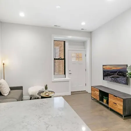 2Br Trendy Urban Apartment - Division 102W 202W 302W Rep-2