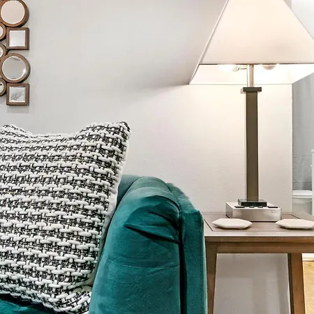Cozy 1Br Escape, Walk To Dining & Attractions - Oakdale 204-3