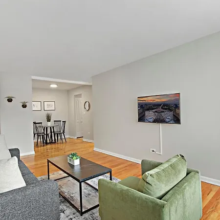 Decom Inviting 2-Bedroom Prime Chicago Apt - Oakdale 512-2