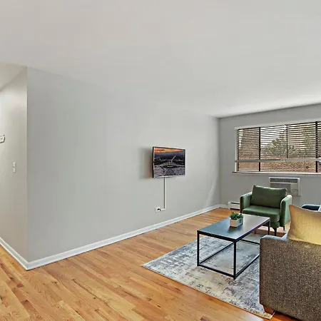 Decom Inviting 2-Bedroom Prime Chicago Apt - Oakdale 512-3