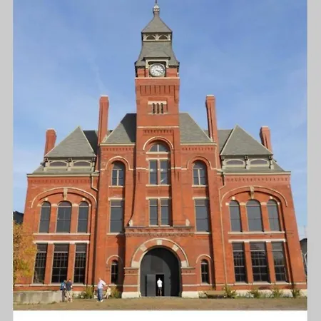 Large Executive Row House In Historic Pullman-3