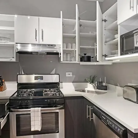 Center Of Boystown Near Parking & Supermarket 2Br-3