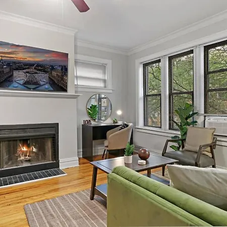 Decom Vibrant & Well-Furnished 2Br Apartment - Roscoe 1A-2