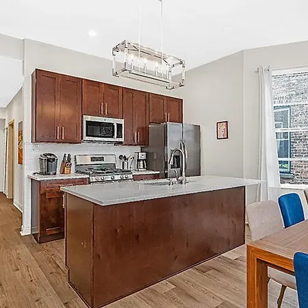Spacious 5-Br Apt Next To Transit Free Parking-3
