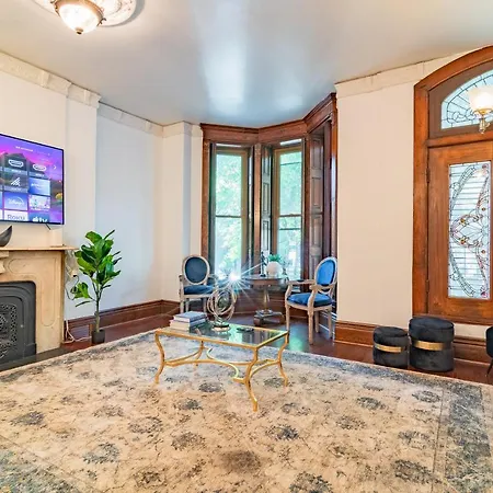 Luxurious Classic Gold Coast Villa For 12 Guests-2
