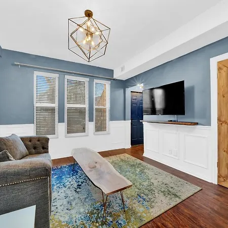 Modern 2 Bedroom in Avondale-2