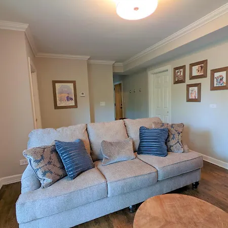 Cozy 2-Bedroom 2-Bath Condo Near Transit Station-3