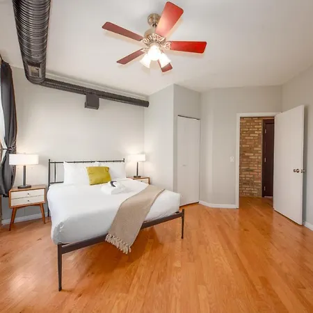 Classic Bucktown 2 Bd With Work Station By Zencity-3