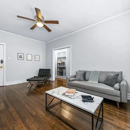 Frontdesk Vintage Studio Apt Near Robie House-3