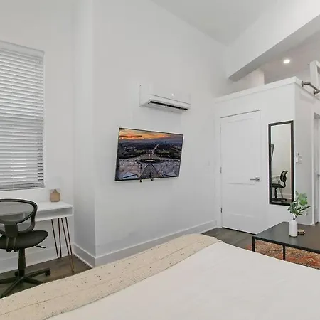 Simple Studio Apt With In-Unit Laundry - Wilson 403-3