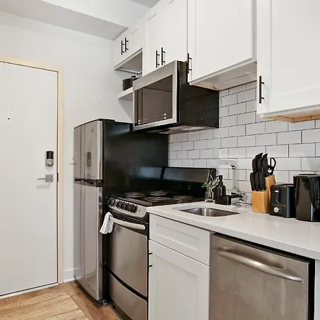 Cozy Studio Apt With In-Unit Laundry And Wi-Fi! - Montrose 111-2