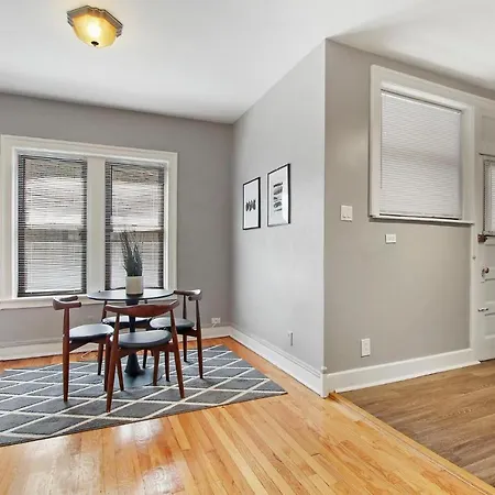 Private 1Br Apt In Lakeview Close To Shops - Cornelia 1W-2