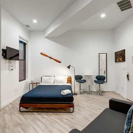 Hot Property Near The Hot West Loop - 747 Lofts Cabin 103 Apts-2
