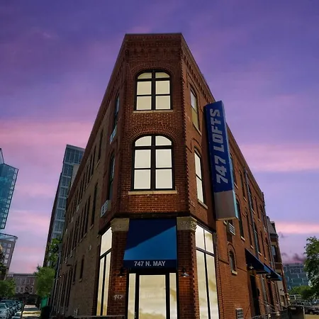 Hot Property Near The Hot West Loop - 747 Lofts Cabin 103 Apts-3