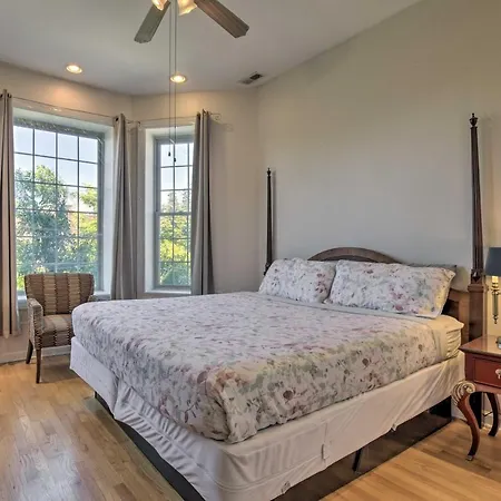 Cozy Chicago Condo Close To Parks And Downtown-3