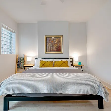 Pet Friendly Southport Corridor Condo - Amazing Shopping At Your Doorstep! Condo-2