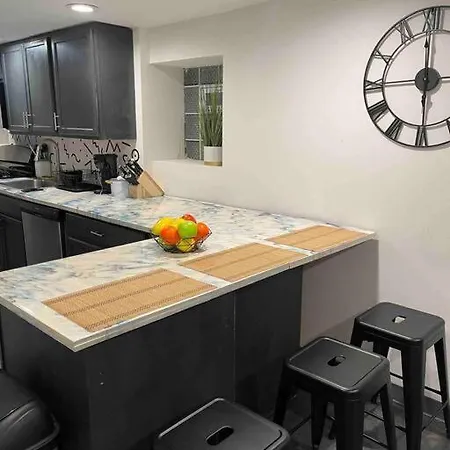 Modern 2Br Apartment West Loop Free Parking-3