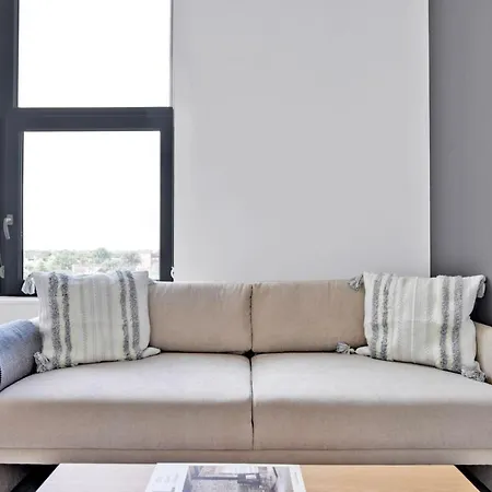 Logan Sq Studio W Pool Deck Gym Nr L Chi-728-3