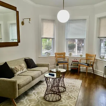 Logan Square Modern Apartment-3