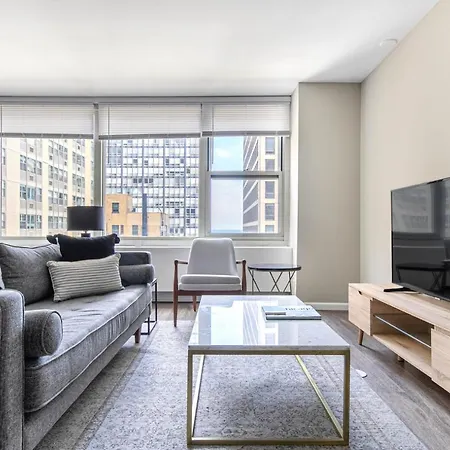 Gold Coast 2Br W Gym Roof Nr Water Tower Chi-389-2