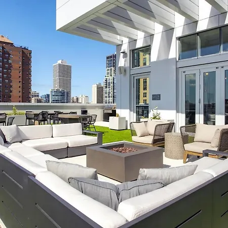 River N 1Br W Gym Pool Nr Man Mile Chi-90-2