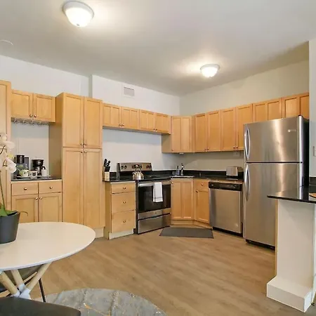 Rep To 22A Now Comfortable 1Br Apt With Roomy Living Area & Bedroom - Chestnut 09G-3