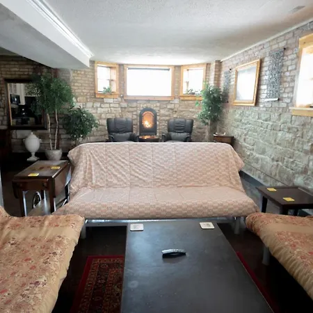 Inspiring Grotto Sleeps 10-20 Free Tv & Parking-3