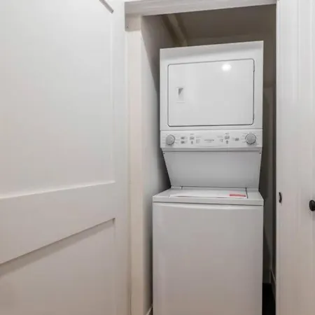 Modern & Artsy Downtown Apartment Free Wifi Free Parking-3