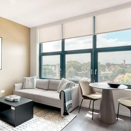 Logan Sq Studio W Pool Deck Gym Nr L Chi-727-3