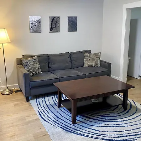 Lincoln Park Apartment With Backyard!-2